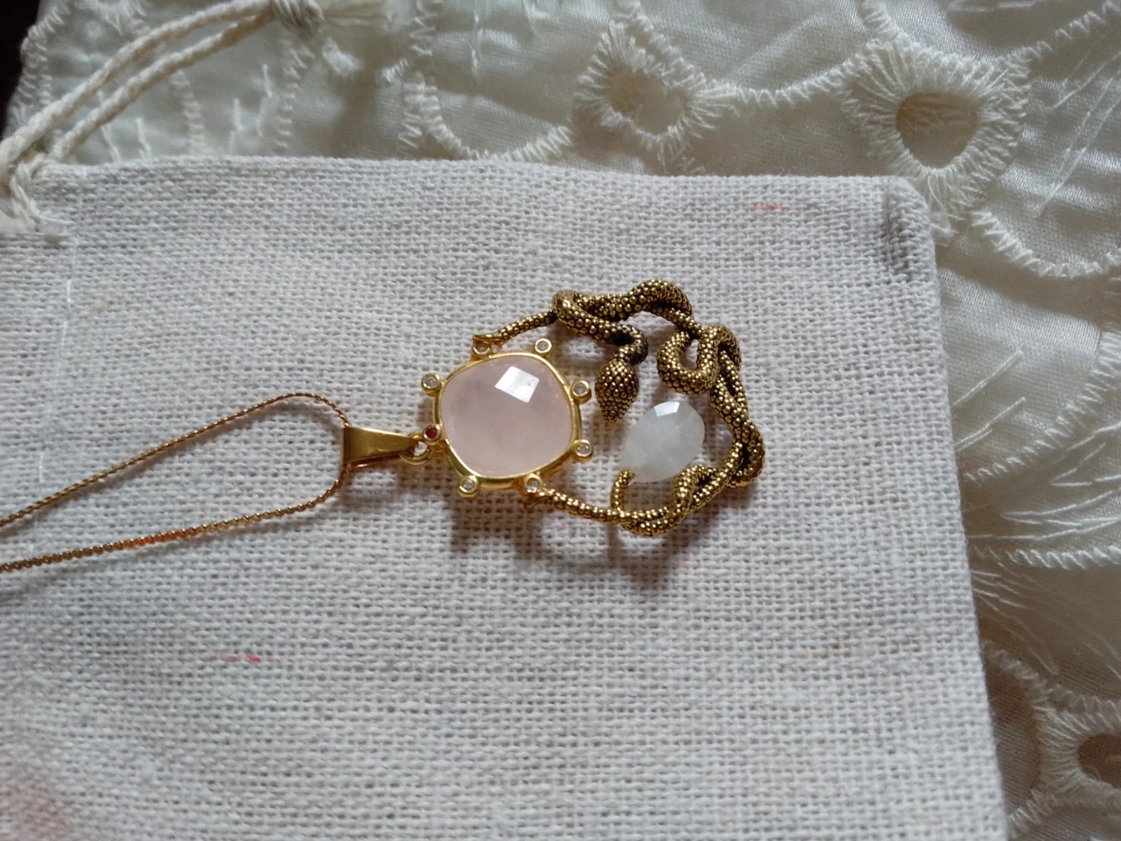 Colar pingente de cobra dourada com pedra de quartzo rosa e cristal de rocha – photo 6